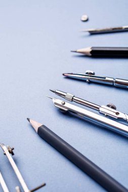 Çizim araçları mavi bir arka plan üzerinde düzenlenir
