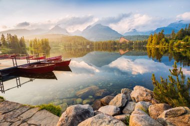 Dağ gölü içinde Yüksek Tatras Ulusal Park. Strbske Pleso, Slovakya.