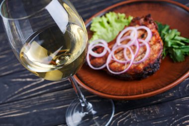 Biftek ile beyaz SEK şarap bir bardak