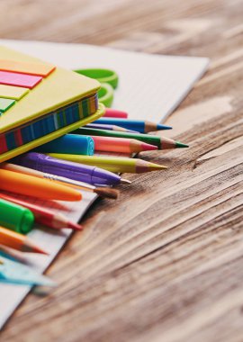 Defter üzerinde renkli kalemler.