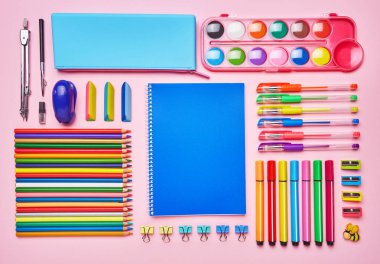 Kompozisyon renkli bir okul kırtasiye ortaya koyulur