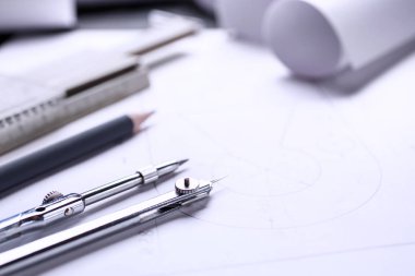 Masanın üzerinde çizimler oluşturmak için araçlar vardır
