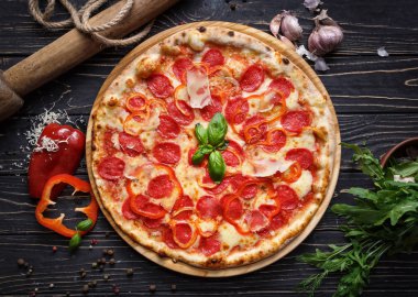 Sosis ve biberli kokulu pizza. Mockup.