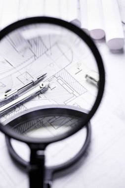 Büyüteç aracılığıyla pusula görünümünü