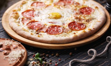 Bir yumurta ile bir pizza pişmiş sosis çok iştah açıcı görünüyor