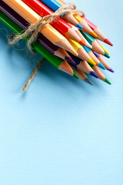 Die Gruppe der Bleistifte ist durch ein Seil verbunden — Stockfoto