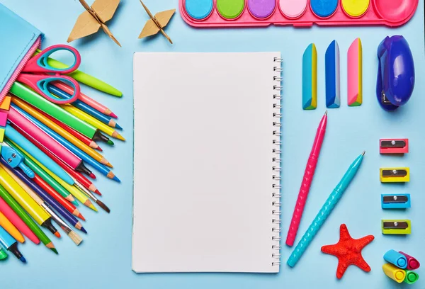 On the table is a composition from school stationery — Stock Photo, Image