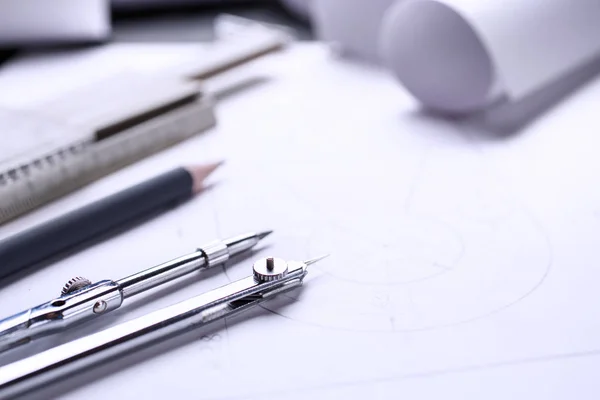 Auf dem Schreibtisch liegen Werkzeuge zum Erstellen von Zeichnungen — Stockfoto