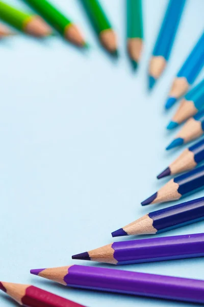 Barevné tužky ležící na pastelově modrém pozadí — Stock fotografie