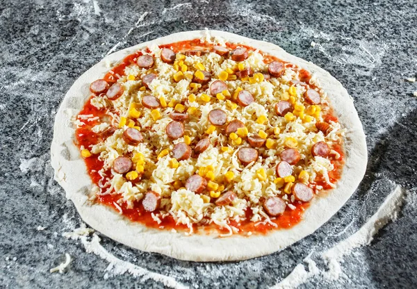 Pizza z kiełbasą, serem i kukurydzą — Zdjęcie stockowe