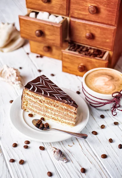 Čokoládový dort s šálkem teplé cappuccino — Stock fotografie