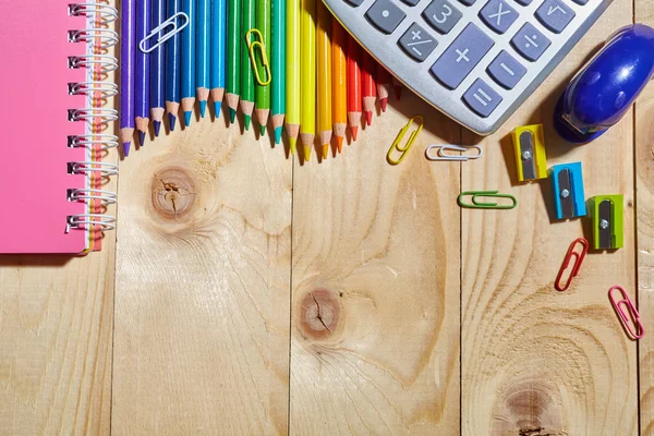 Schulbedarf und Bücher auf Holztisch — Stockfoto
