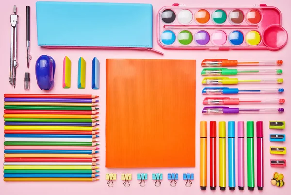 Composición brillante de una papelería escolar sobre un fondo rosa —  Fotos de Stock