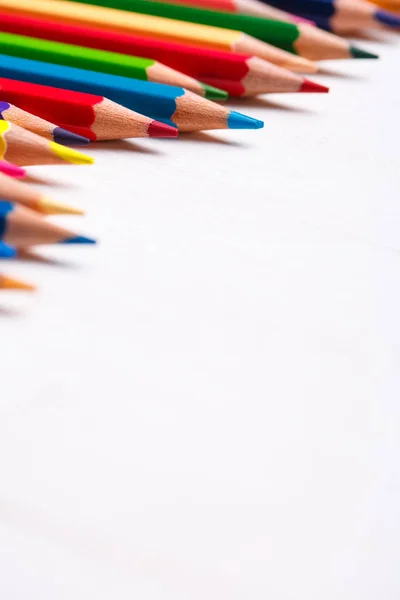 桌子上的一堆尖锐的彩色素描铅笔. — 图库照片