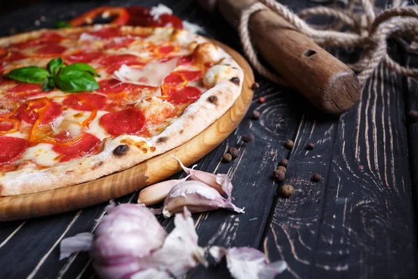Een smakelijke pizza met knoflook en geurige peper — Stockfoto