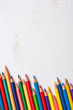 Beyaz arka plan üzerinde parlak ahşap kalemler bir grup