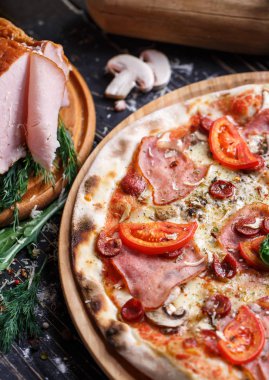 Sosis, jambon, mantar ve domates ile Pizza