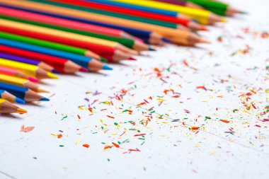 Beyaz arka plan üzerinde parlak ahşap kalemler bir grup