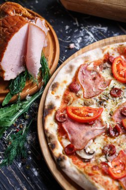 Avcılık sosis, jambon ve mantar ile Baharatlı pizza