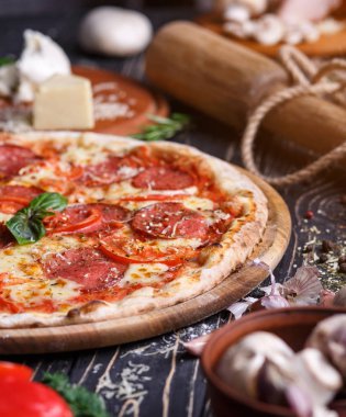 Sosis, domates ve peynir ile Ihale pizza