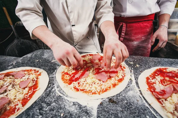 In the kitchen of chef. Master class on cooking pizza — Stock Photo, Image