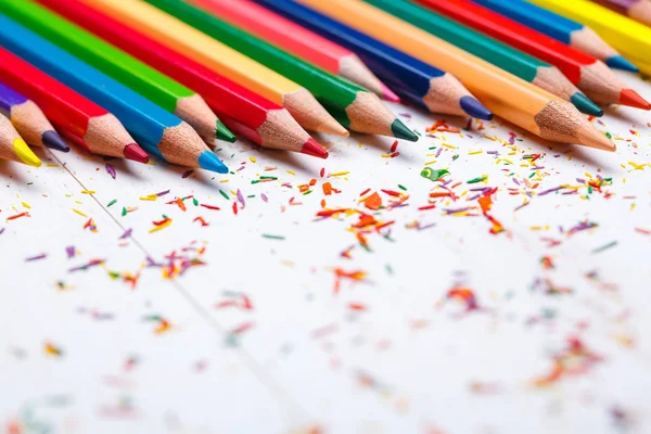 Montón de lápices de dibujo de colores agudos en la mesa . —  Fotos de Stock