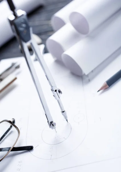 Op het Bureau zijn gereedschappen voor het maken van tekeningen — Stockfoto