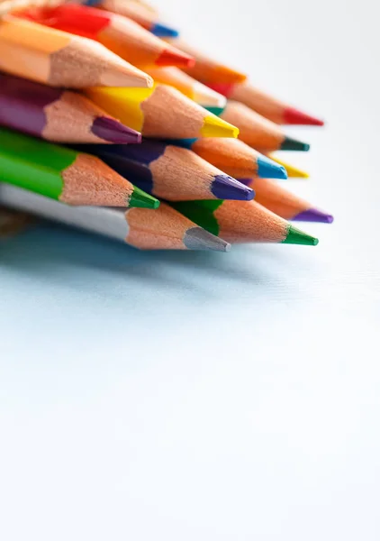 Un groupe de crayons en bois lumineux couchés sur un fond bleu — Photo