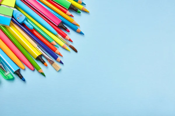 Op de tafel ligt pennen, potloden, markers — Stockfoto