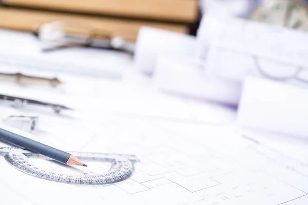 Bleistift mit Winkelmesser vor dem Hintergrund des Ingenieurschreibtisches — Stockfoto