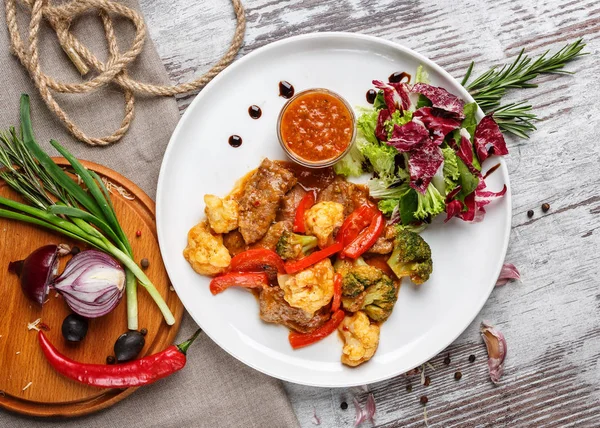 Guisado Myasne com tomate, brócolis e salada — Fotografia de Stock