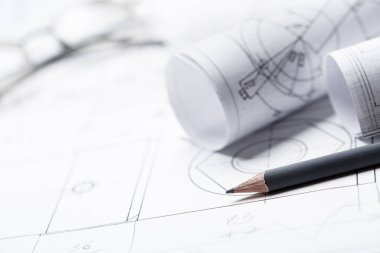 Arka planda gözlüklü çizimlerin ruloları
