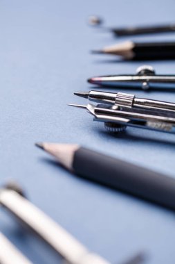 Pusula, yanı sıra diğer araçlar üzerinde mavi arka plan çizmek için