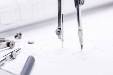 Çizimlerde bulunan pusulalar ve çeşitli çizim araçları