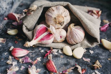 Koyu bir arka plan üzerinde kabuk ile Sarımsak