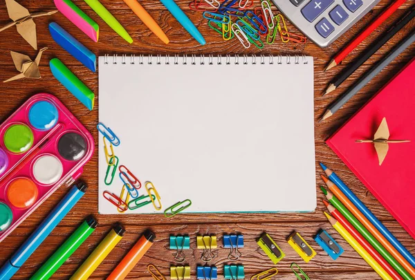 Bright stationery is laid out around the notebook — Stock Photo, Image