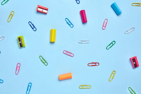 Colorido fondo de regreso a la escuela. En la mesa azul claro esparció una papelería brillante — Foto de Stock