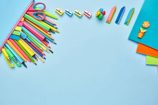 Sul tavolo c'è una composizione di cancelleria scolastica — Foto Stock