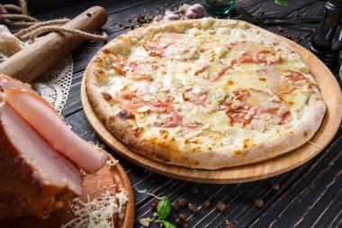 Fıstık, jambon ve peynirile Pizza lezzetli