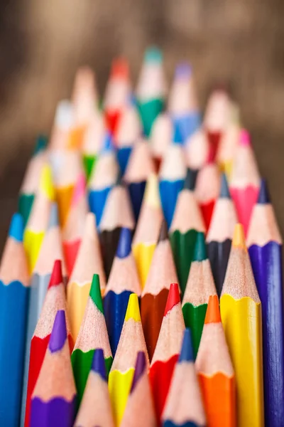 Heldere kleurenpalet van kleurpotloden op tafel — Stockfoto