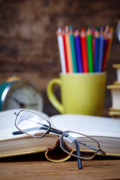 Tiempo para estudiar, gafas ayudará a leer libros — Foto de Stock