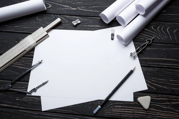 Arbeit mit der Zeichnung. Bauzeichnungen auf dem Tisch am Lichtbogen — Stockfoto