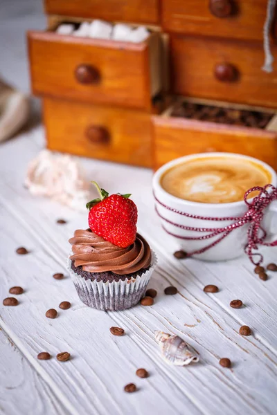 Čokoládový koláč s jahodami a kávou — Stock fotografie