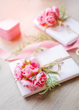 Yeşil dal ve gül ile süslenmiş hediye kutuları ile kompozisyon