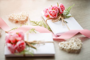 Basit beyaz zanaat kağıt ve d ile sarılmış hediye kutuları Çift