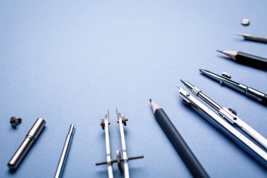 Mavi bir arka plan üzerinde yarım daire şeklinde hazırlanmış planlar çizmek için araçlar