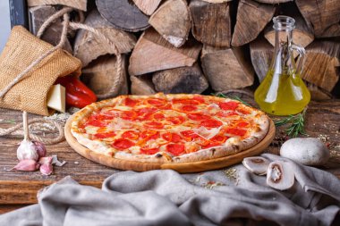 Odun yakınında sosis ve Bulgar biberi ile Pizza