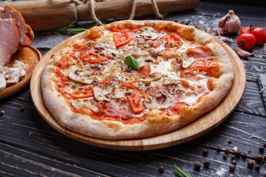 Sebze, mantar, jambon ve mozzarella ile Pizza