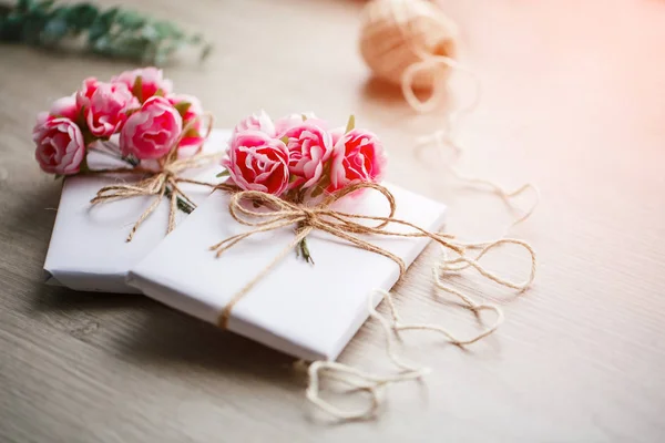 Scatola regalo fatta a mano avvolta in carta con ramo di rose. Euca — Foto Stock