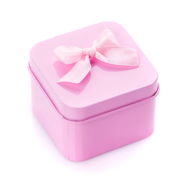 Roze geschenk doos met roze strik op witte achtergrond. Modern present — Stockfoto